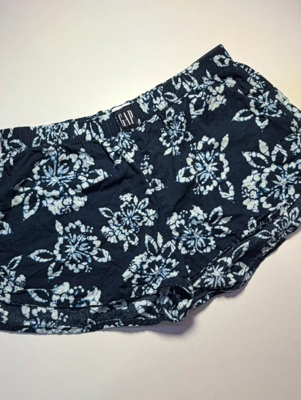 Gap women’s size S navy blue tropical floral shorts